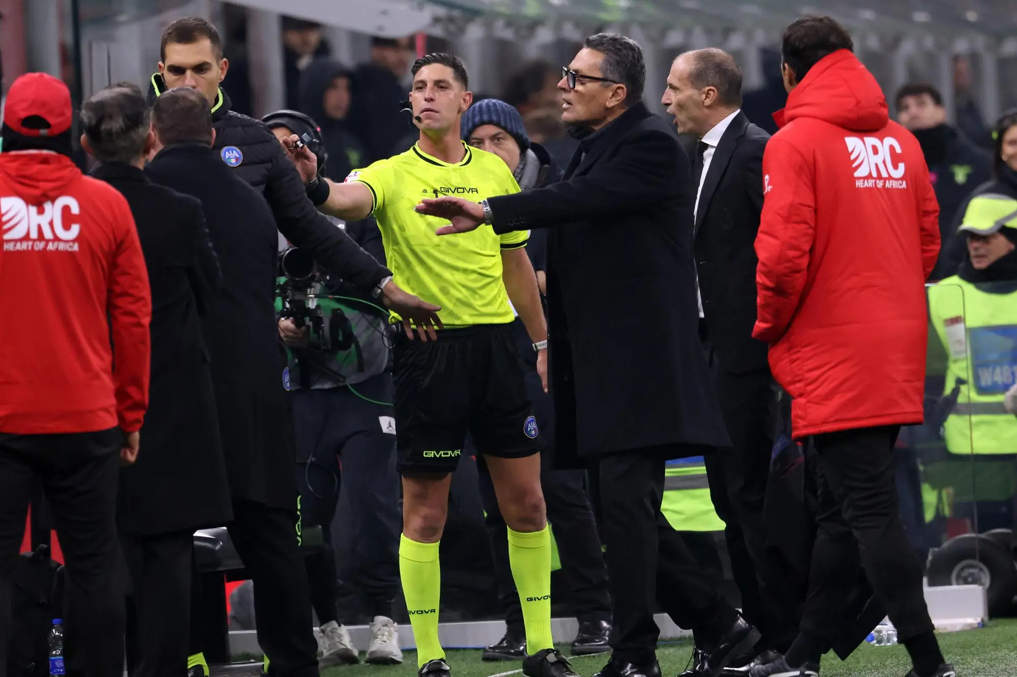 The referee Giuseppe Collu reacts during the Italian serie A soccer match between Milan and Lazio at Giuseppe Meazza stadium in Milan, 29 November 2025. ANSA / MATTEO BAZZI