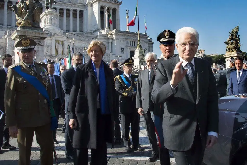 Il presidente Mattarella all'Altare della Patria (a sinistra il ministro Pinotti)