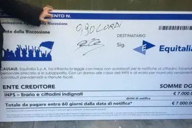 La &quot;cartella&quot; gigante confezionata dal M5S con la maxi multa per Equitalia (foto twitter  @nicola_bianchi)