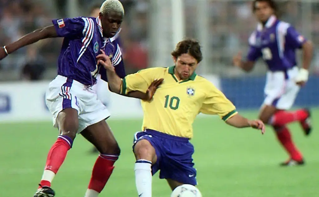 Ibrahim Ba e Leonardo nel 1997 durante Francia Brasile (foto Ansa)