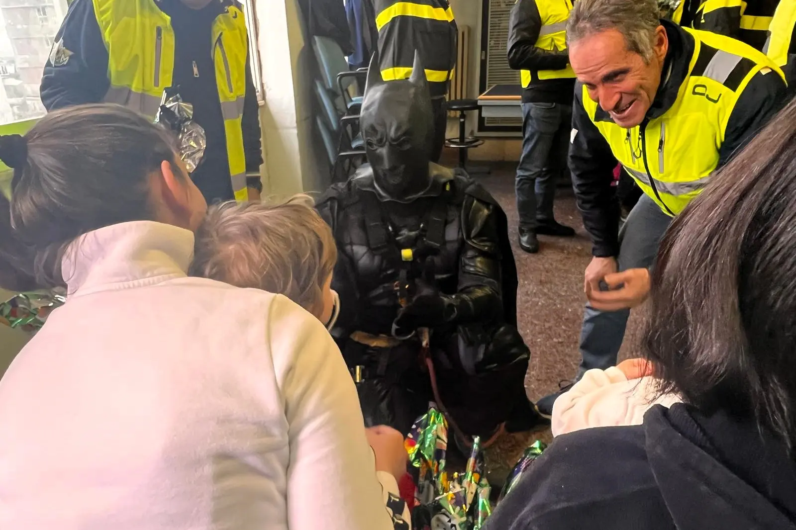 Batman mentre regala un uovo di Pasqua a un piccolo paziente (foto G. Marras)