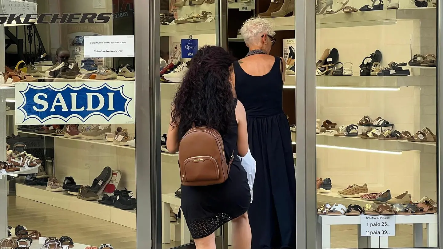 Negozianti di centri storici e aree turistiche in Isola segnalano un calo delle vendite durante i saldi estivi