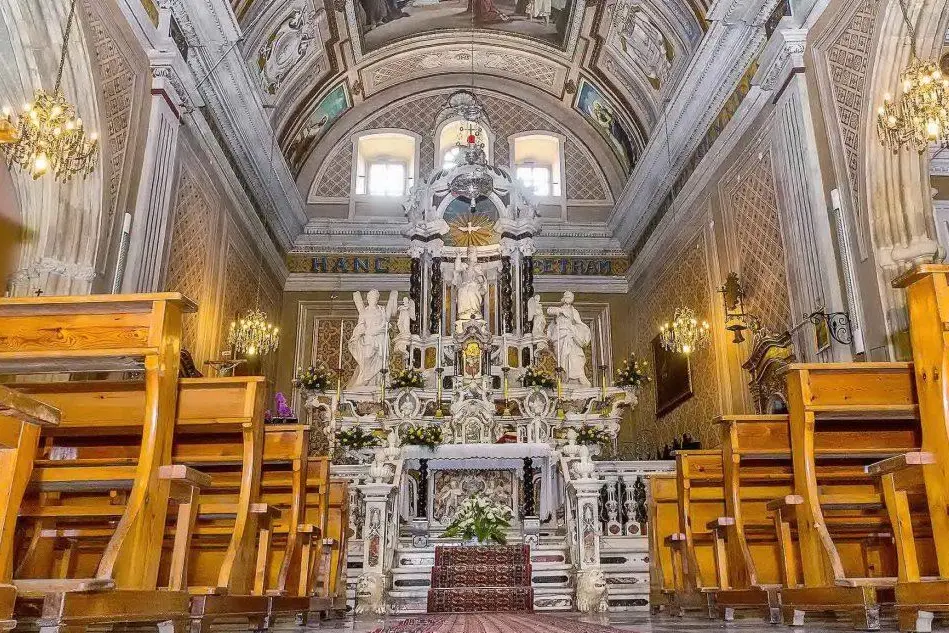 L'interno della chiesa di San Pietro di Tuili