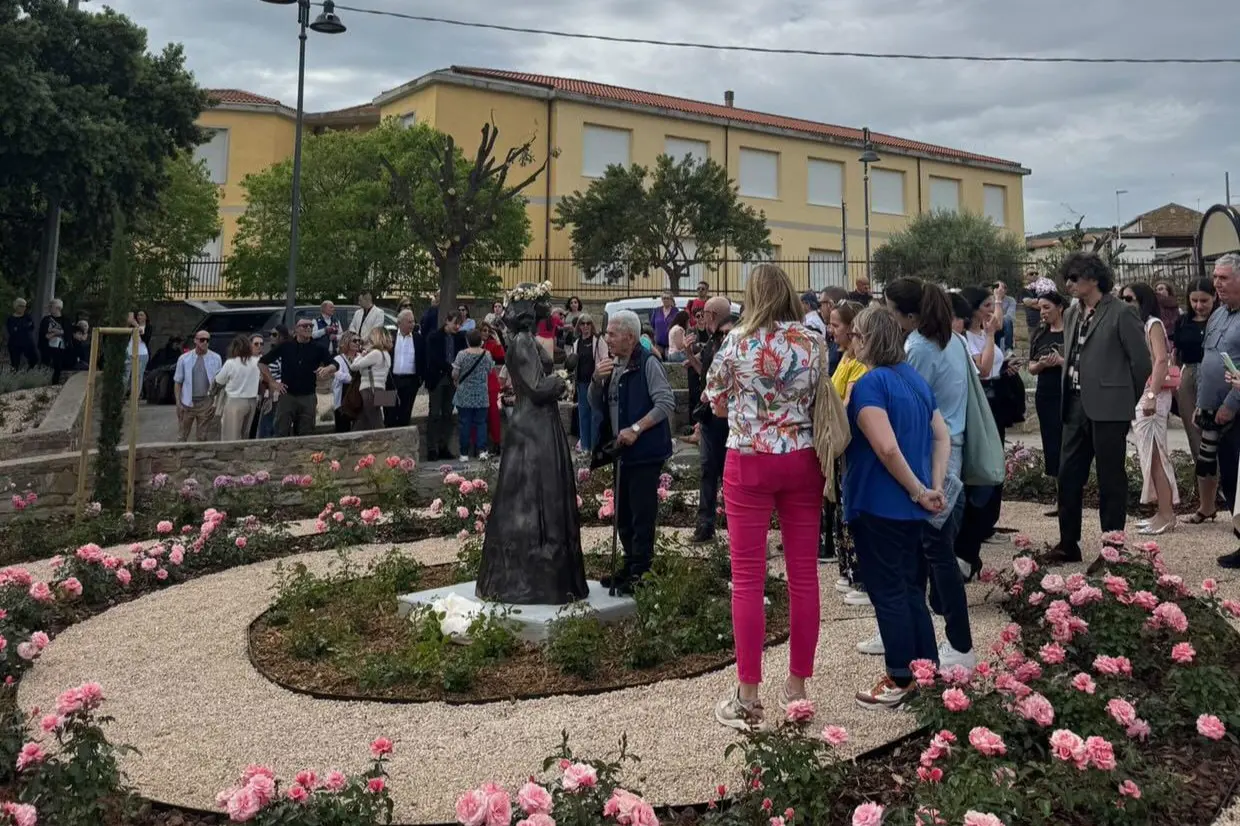 La statua per Carlotta Dessì