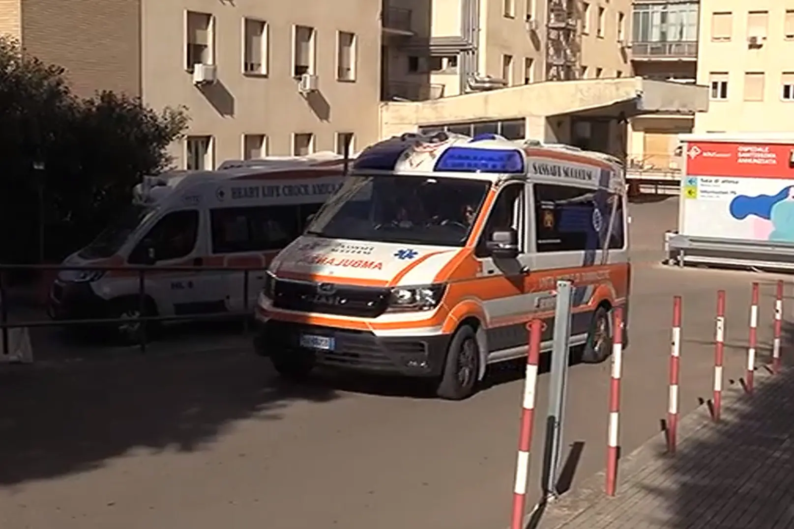 Ambulanza all'ospedale Santissima Annunziata di Sassari