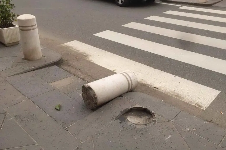 Il paracarro divelto