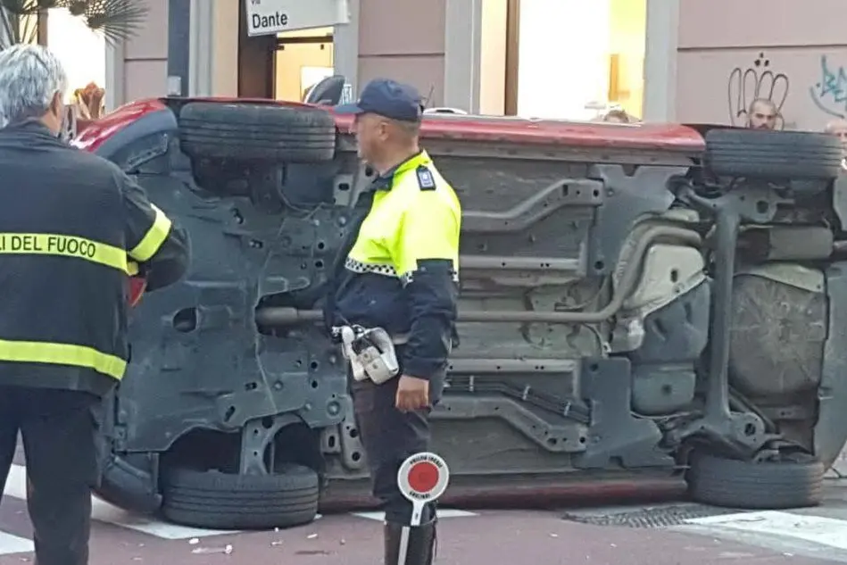 Cagliari, travolta da un'auto senza freno a mano: è in codice rosso (foto Matteo Vercelli)