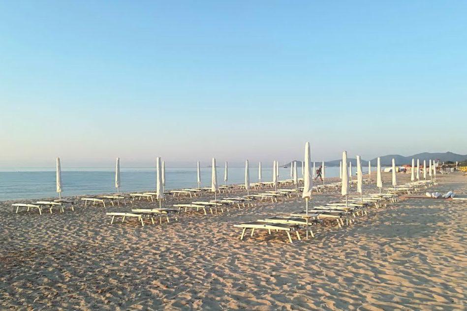 Muravera, ombrelloni e lettini in spiaggia senza autorizzazione