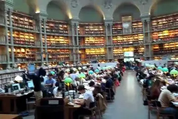 Parigi, lo splendore della sala ovale della Biblioteca di Francia: un grande spazio inondato di luce naturale