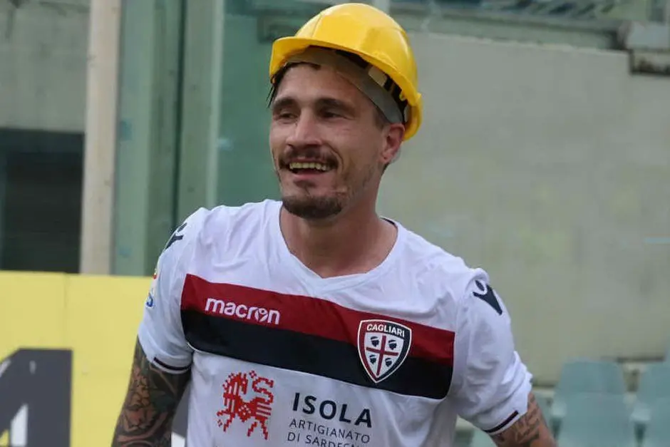 Fabio Pisacane con la maglia del Cagliari (Ansa)