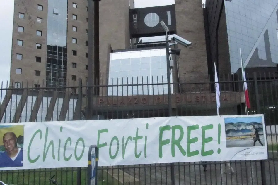 Un momento della manifestazione a sostegno di Chico Forti, l'italiano detenuto negli Usa con l'accusa di omicidio, davanti al tribunale di Firenze (Ansa)