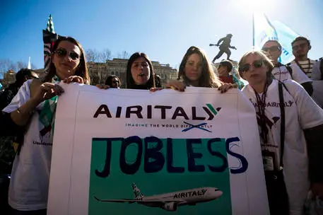 Lavoratori Air Italy (Ansa)