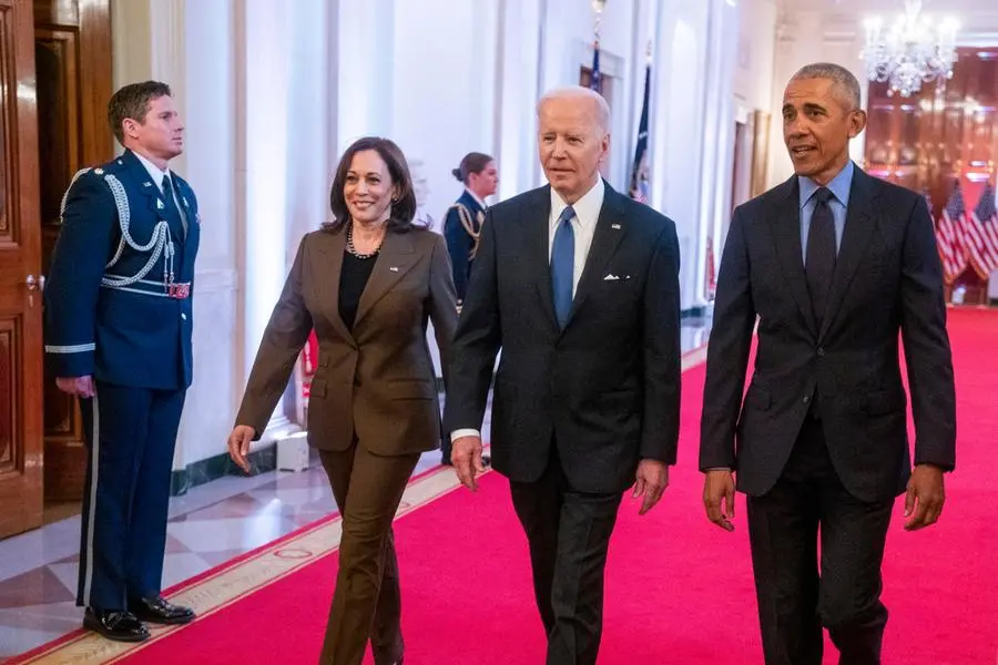 Barack Obama con Joe Biden e Kamala Harris alla Casa Bianca (Ansa - Epa)