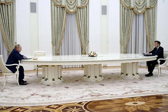 L'incontro tra Putin e Macron (Ansa)
