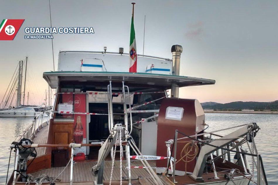 La Maddalena, barca trasformata in &quot;pizzeria galleggiante&quot;