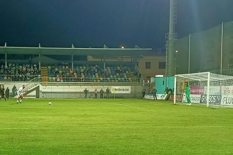 Il rigore di Ragatzu del momentaneo 1-0 dell'Olbia sull'Ancona (foto L'Unione Sarda - Giagnoni)