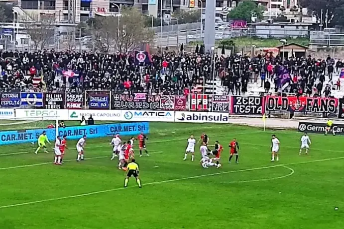 Un'azione di Torres-Rimini del campionato scorso (foto G. Marras)