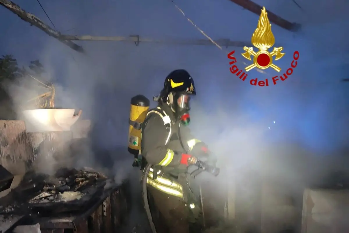 L'intervento dei vigili del fuoco per il principio d'incendio ad Alghero