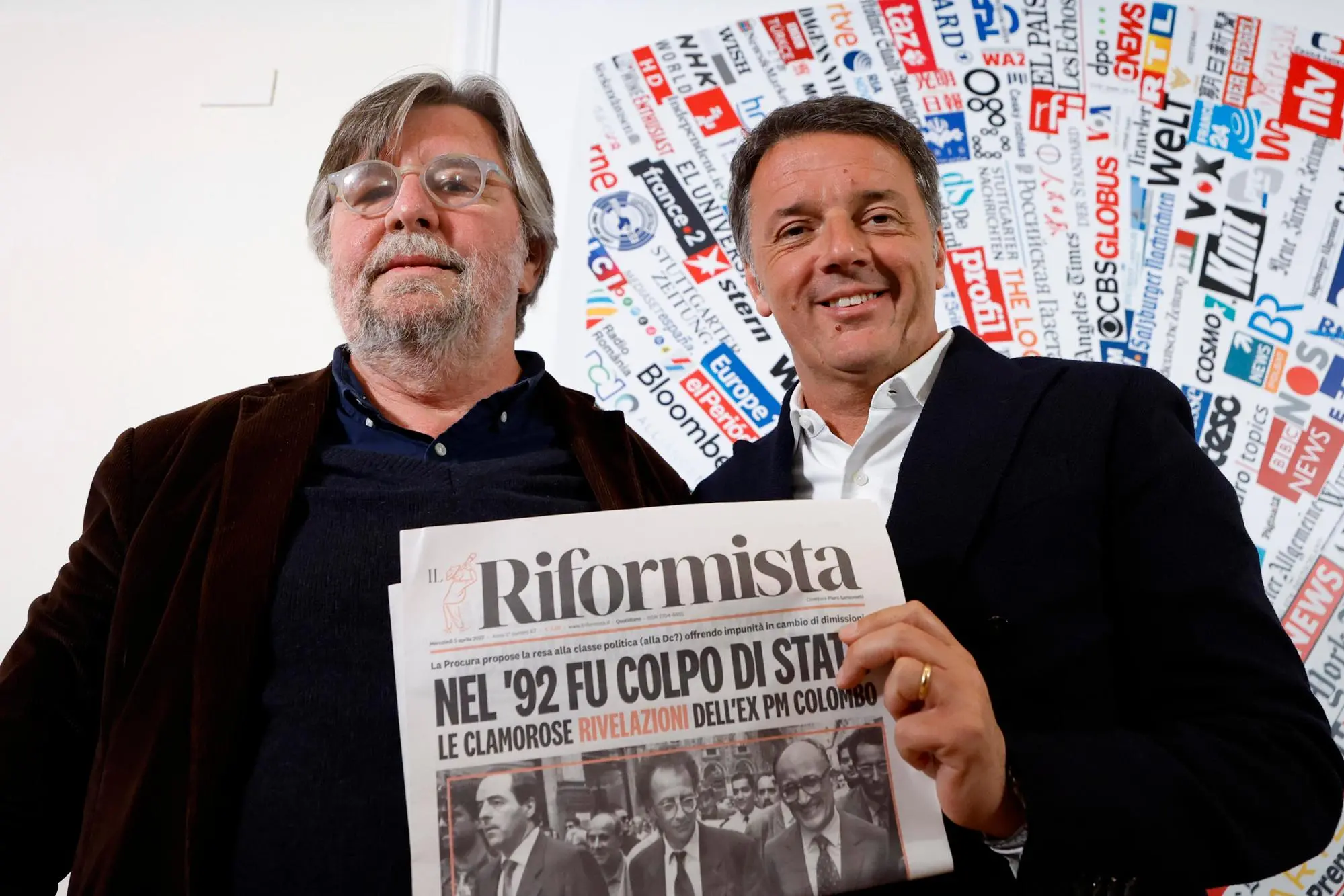 Matteo Renzi e Piero Sansonetti con una copia del Riformista (Ansa)