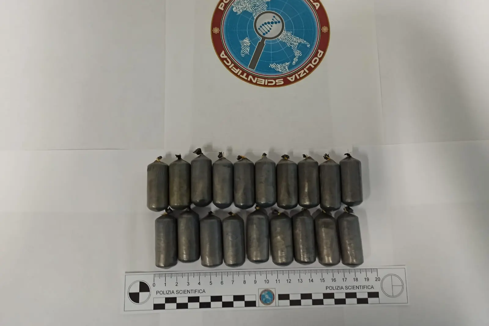 Alcuni degli ovuli di cocaina (foto polizia)