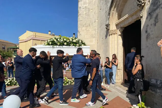 L'arrivo in chiesa del feretro di Alessandro Sanna  (Carla Mura)