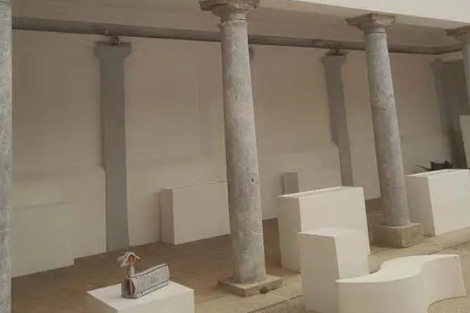 L'allestimento della mostra (L'Unione Sarda)