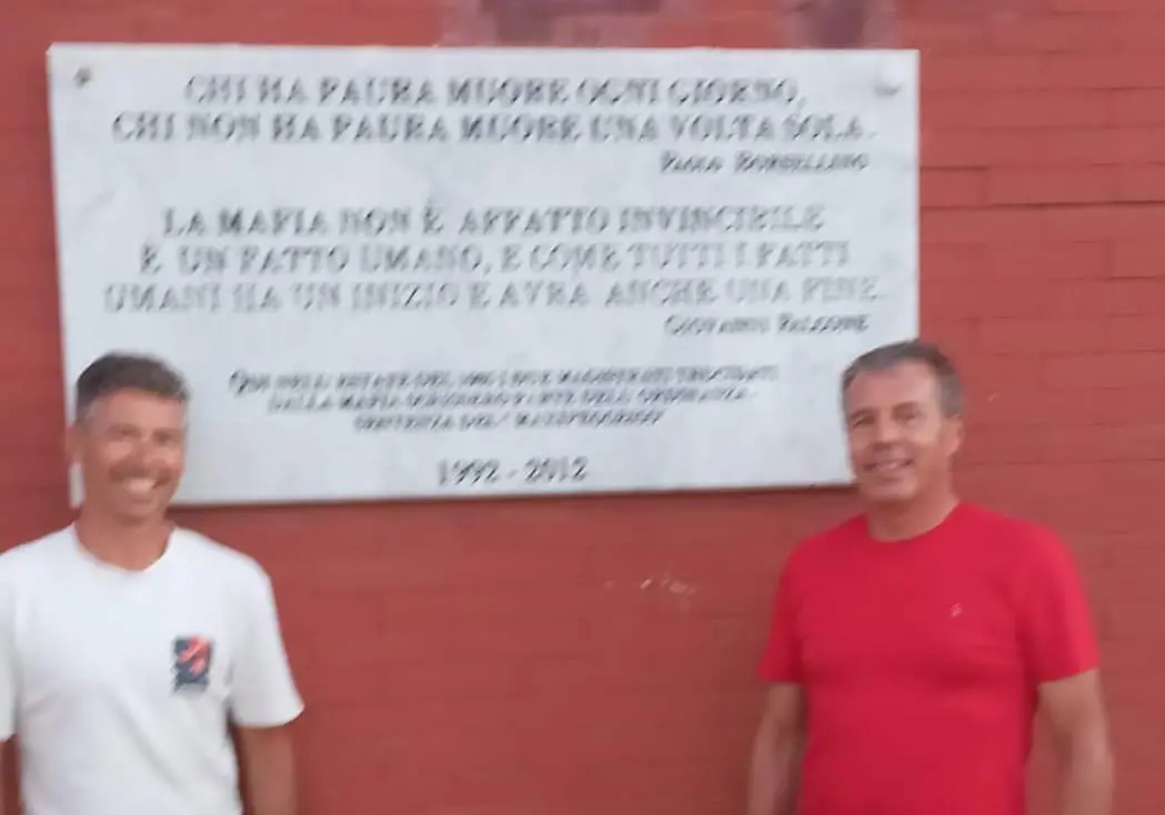 A sinistra Manfredi Borsellino e a destra l'ex ispettore Gianmaria Deriu, sotto la grande targa ricordo (foto concessa da Gianmaria Deriu)