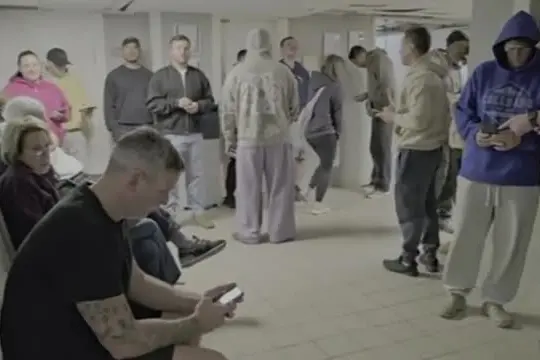 Missili Iran su Israele, a Tel Aviv la gente si ripara nei rifugi