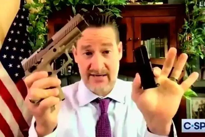 Грег Стьюб демонстрирует свое оружие во время слушаний в Конгрессе США (кадр из видео)