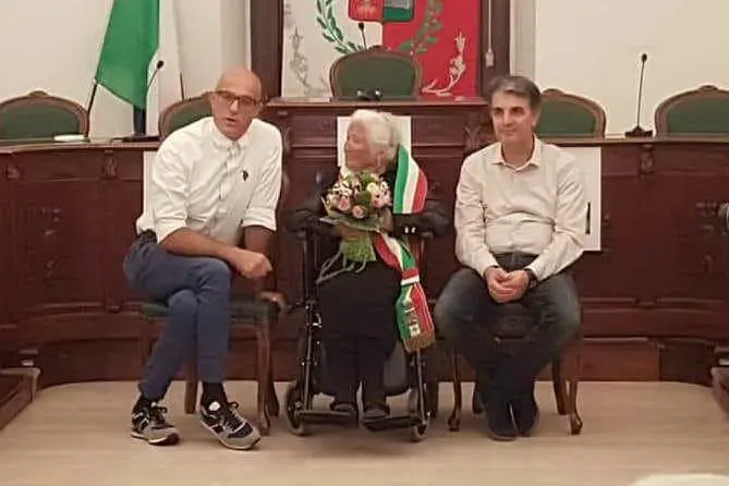 Tzia Maria con il sindaco Antonello Atzeni e Gerardo Piras