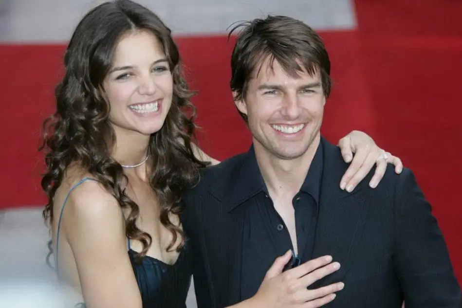 Katie Homes e Tom Cruise in un'immagine del 2005 (Ansa)