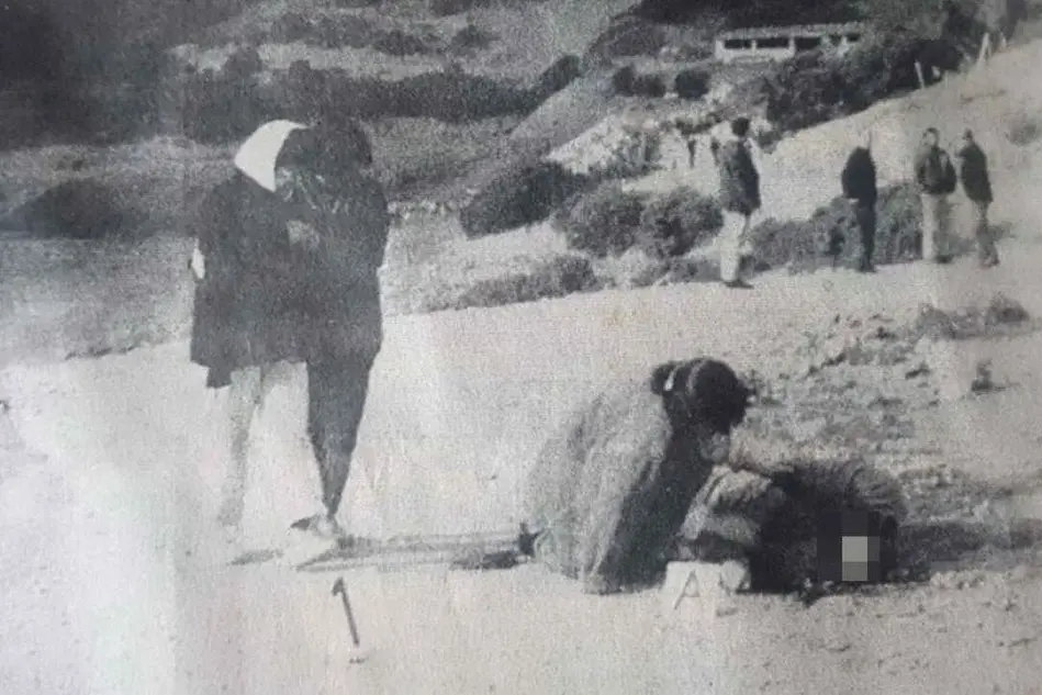 Maria Fadda accarrezza il padre Gesuino privo di vita (Archivio L'Unione Sarda)
