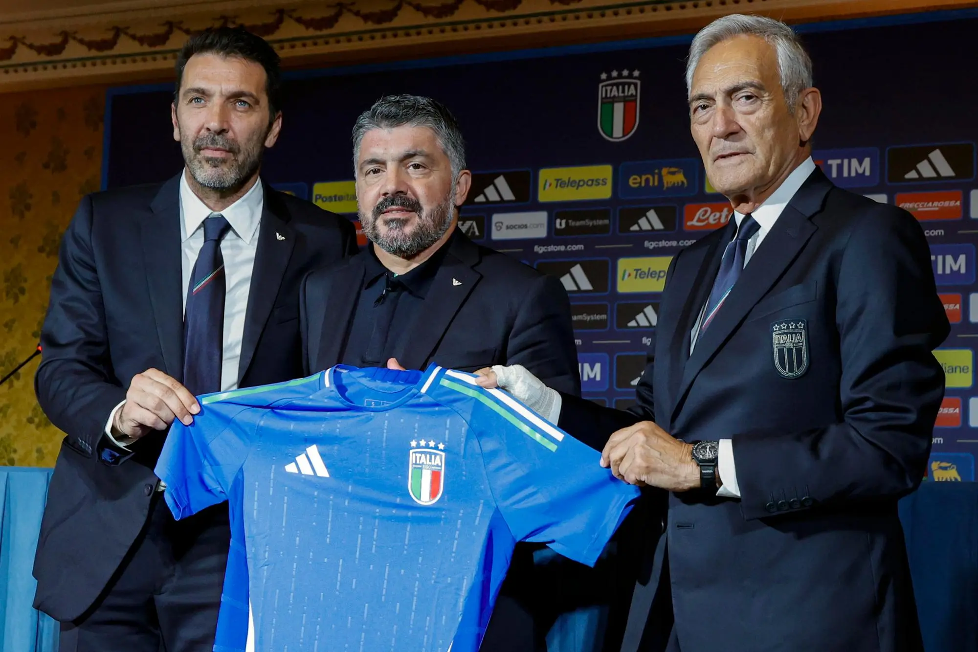 Gianluigi Buffon, Gennaro Gattuso e Gabriele Gravina alla presentazione del nuovo ct dell'Italia nel giugno 2025 (Ansa)