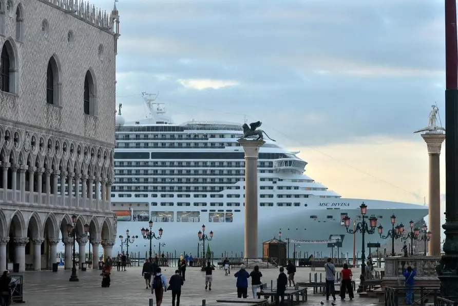 Una nave nel bacino di San Marco a Venezia (Ansa)