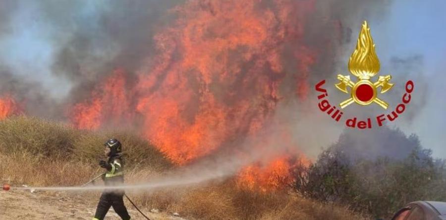 Vasto incendio ad Assemini: le fiamme minacciano le abitazio
