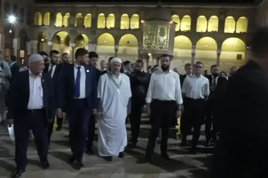 Macron nella Grande Moschea degli Omayyadi a Damasco con al Sharaa