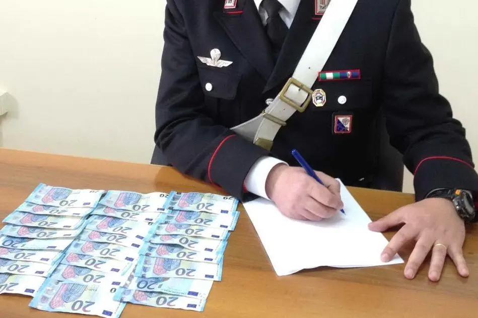 Le banconote sequestrate dai carabinieri