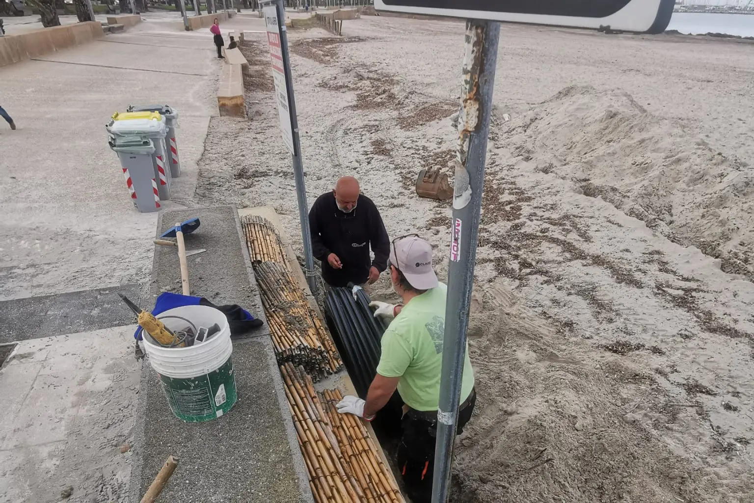 Operai al lavoro sulla spiaggia del Lido (foto Fiori)