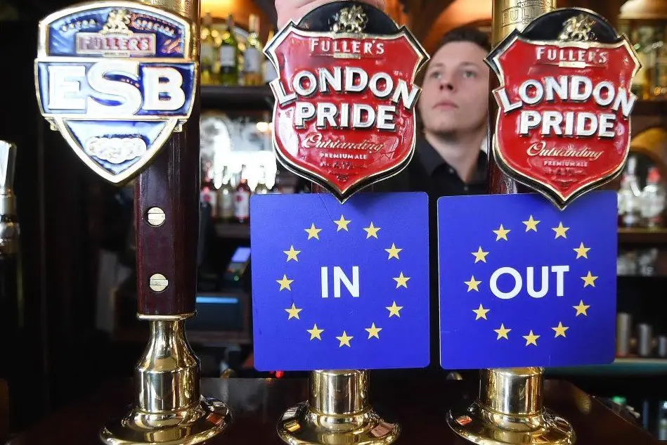 Un pub poco prima del referendum: la birra della Brexit e quella del remain