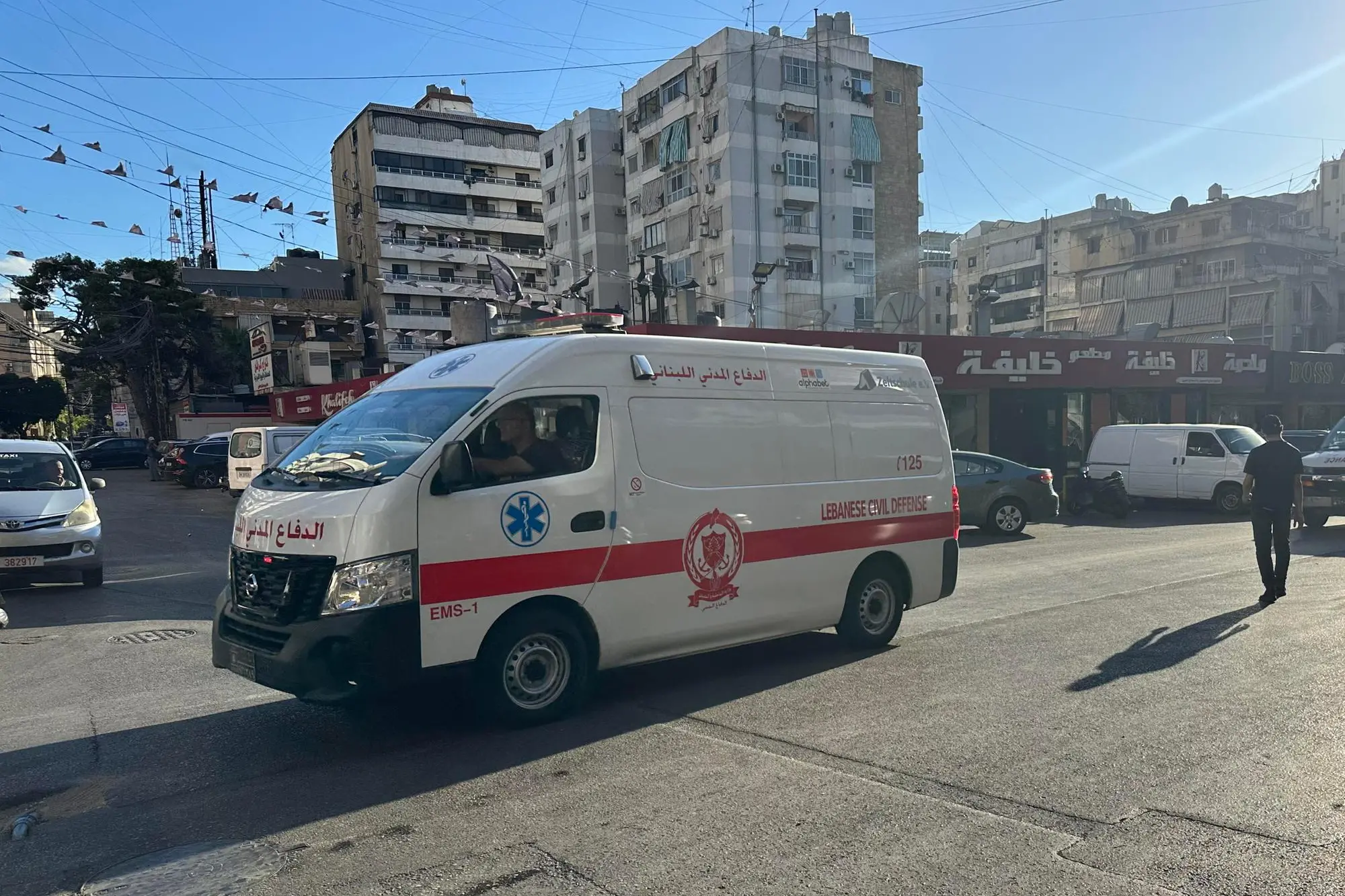 Un'ambulanza a Beirut (Ansa-Epa)