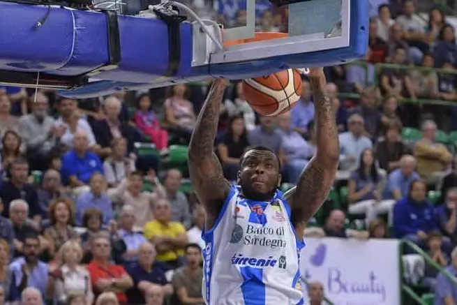 Shawn Jones a Canestro (Dinamo Basket Twitter)