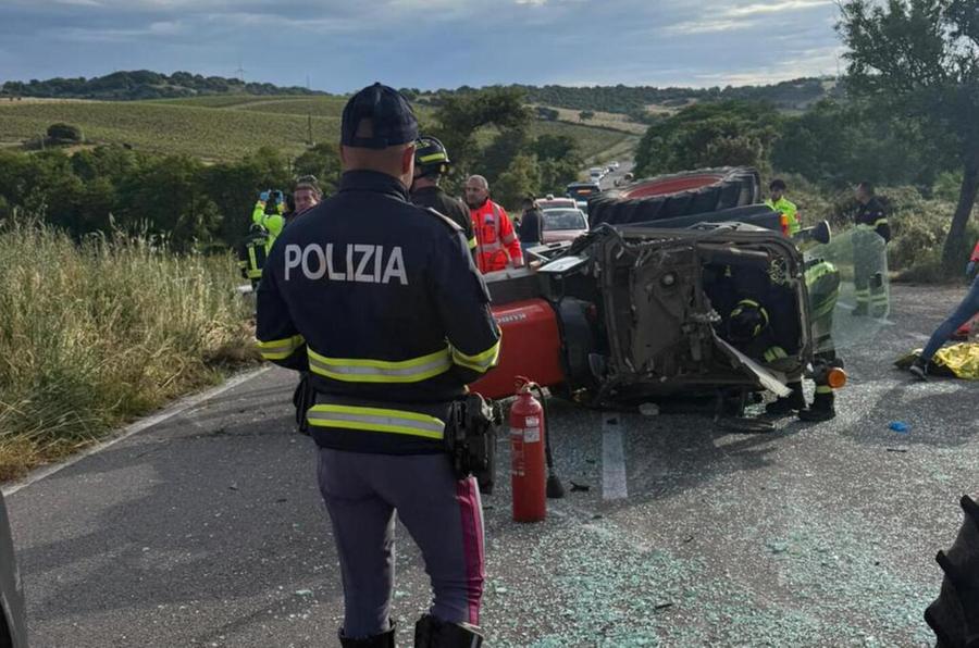 Un’auto spezza in due un trattore