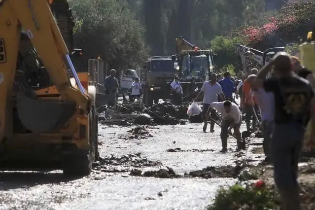 Cittadini al lavoro per ripulire la cittadina dal fango