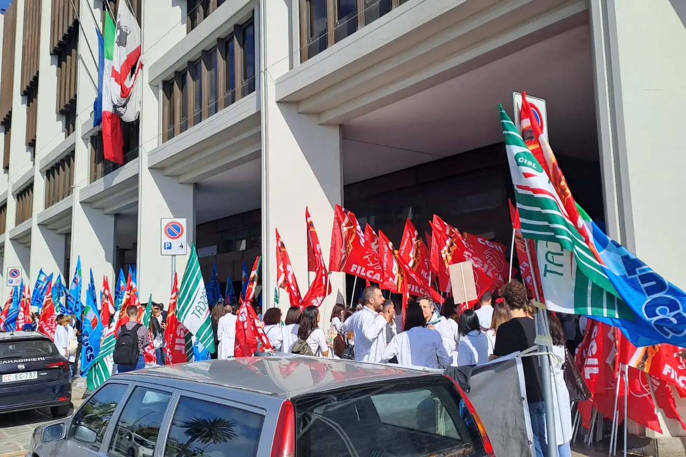 Sit-in farmacisti sotto il palazzo del Consiglio regionale (foto Lapenna)