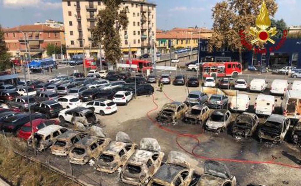 Le carcasse delle auto coinvolte dall'onda d'urto e dal fuoco