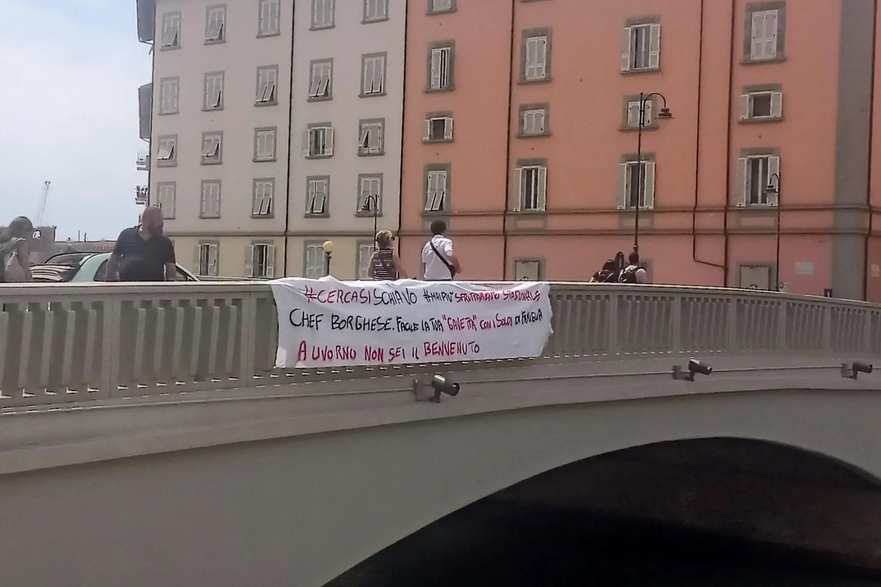 Uno degli striscioni appesi a Livorno (foto Sindacato Usb Livorno)