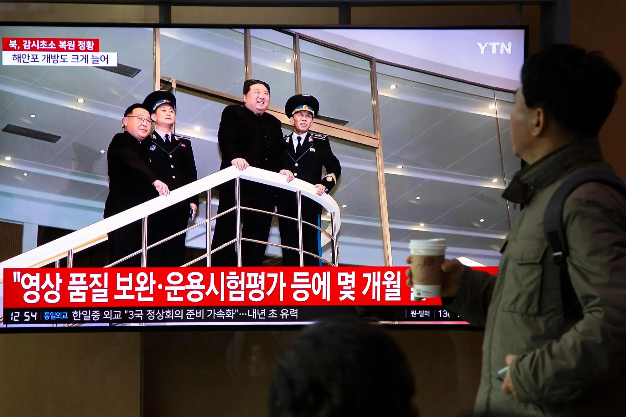 Kim Jong in un'apparizione in tv in Corea del Sud (foto Ansa/Epa)