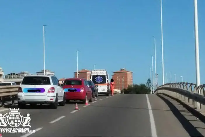 Disagi alla circolazione sull'asse mediano (foto polizia municipale di Cagliari)