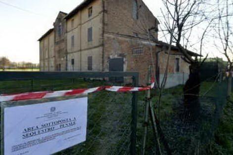 Cadaveri in un casolare a Parma: due arresti, sono padre e figlio