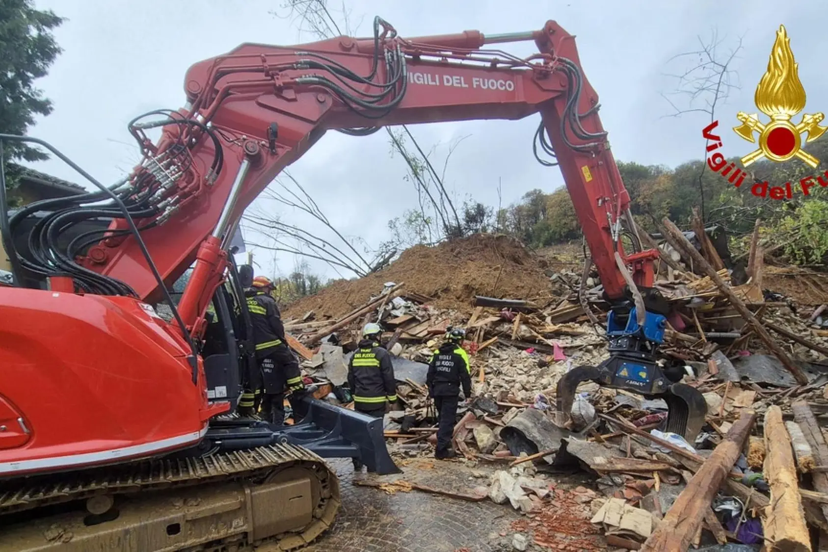 Vigili del fuoco sul luogo dove una frana di fango ha travolto nella notte un'abitazione a Brazzano di Cormons, nel Goriziano, 17 novembre 2025. ANSA/US VIGILI DEL FUOCO +++ ANSA PROVIDES ACCESS TO THIS HANDOUT PHOTO TO BE USED SOLELY TO ILLUSTRATE NEWS REPORTING OR COMMENTARY ON THE FACTS OR EVENTS DEPICTED IN THIS IMAGE; NO ARCHIVING; NO LICENSING +++